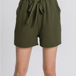 321- BCBGeneration NWT Olive Green Pocket Short, w/ Tie, Size Large.